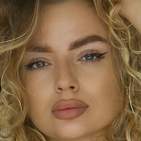 Мис Лилијан Голе